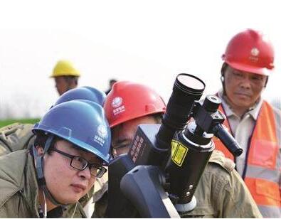 断根高压电线上异物“神器”——激光大炮